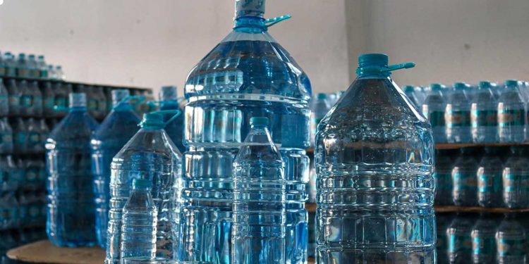 Damacanadan bir bardak su 60 kuruşa doluyor