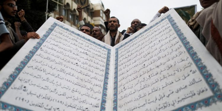 Danimarka'da Mısır ve Türkiye büyükelçiliği önünde Kuran yakıldı