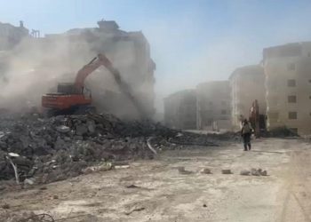 Defne'de susuz enkaz çalışması nefes aldırmıyor: 'Yemekler toz içinde'