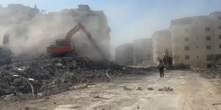 Defne'de susuz enkaz çalışması nefes aldırmıyor: 'Yemekler toz içinde'