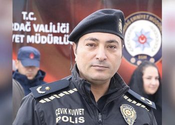 Deprem yardımlarını evine götüren emniyet müdürü: 'Millet tır tır götürüyor'