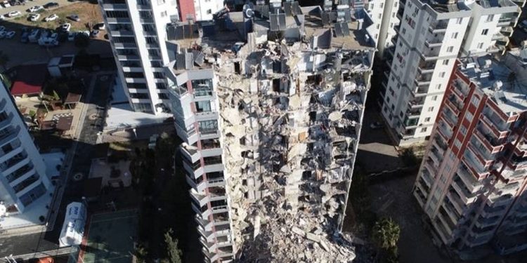 Depremde ailesini ölen avukattan, müteahhit ve mühendisin tahliyesine tepki: 'Tarif edilemez acılar yaşıyoruz’