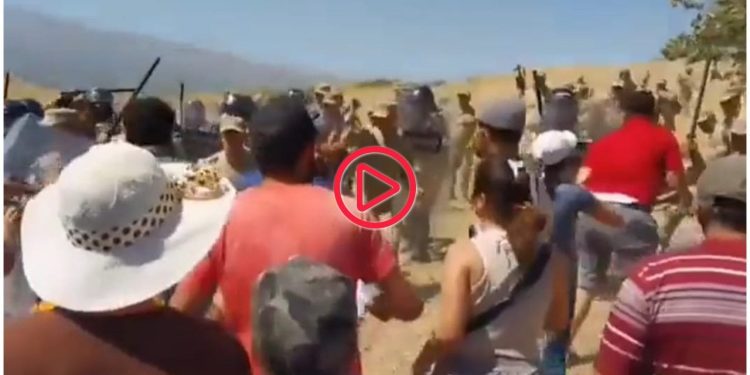 Dikmece'de jandarma müdahalesi: Çok sayıda kişi coplanarak gözaltına alındı