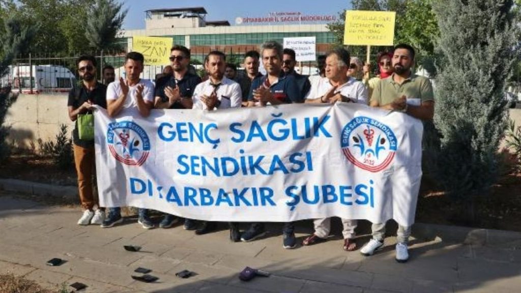 Diyarbakır'da Genç Sağlık Sen üyeleri zam oranına karşı cüzdan fırlattı