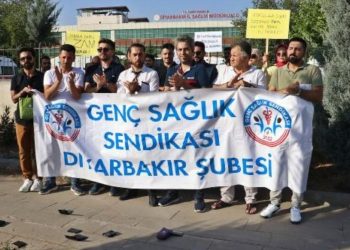Diyarbakır'da Genç Sağlık Sen üyeleri zam oranına karşı cüzdan fırlattı