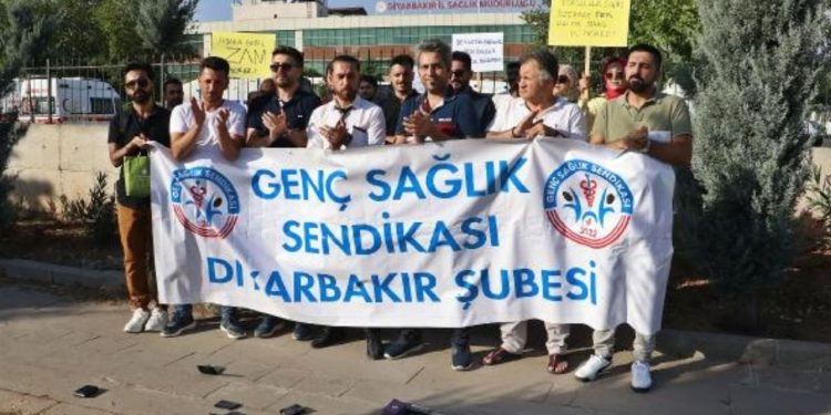 Diyarbakır'da Genç Sağlık Sen üyeleri zam oranına karşı cüzdan fırlattı