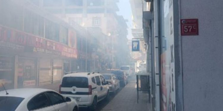 Diyarbakır'da husumetli aileler birbirine girdi, polis biber gazı kullandı