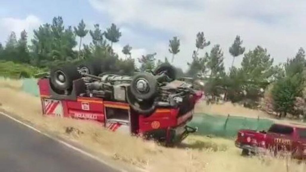 Diyarbakır'da yangına giden itfaiye aracı devrildi: Üç yaralı