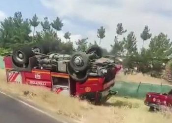 Diyarbakır'da yangına giden itfaiye aracı devrildi: Üç yaralı