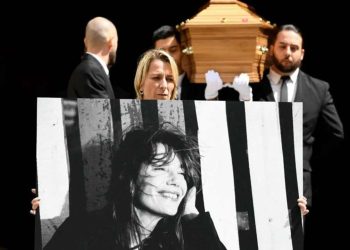 Efsane sanatçı Jane Birkin son yolculuğuna uğurlandı