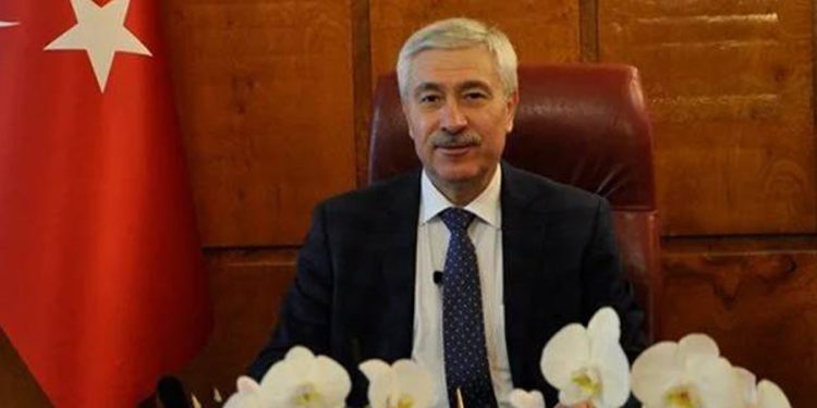 Ege Üniversitesi eski rektörü, tedavi için gittiği hastanede gözaltına alındı