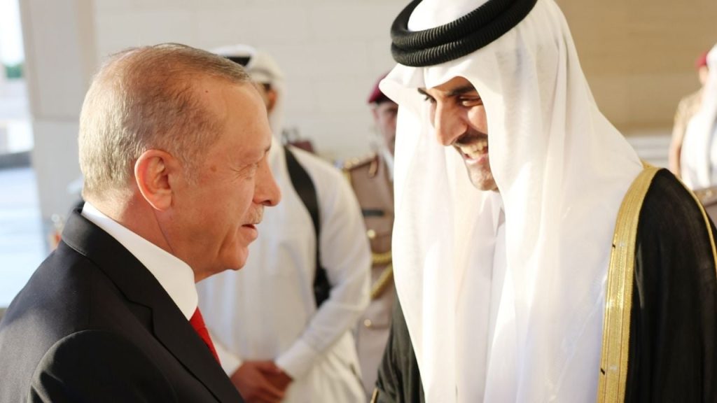 Erdoğan, Katar’da resmi törenle karşılandı