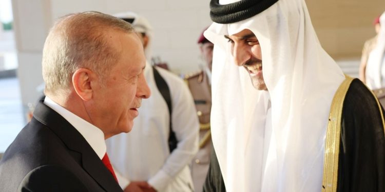 Erdoğan, Katar’da resmi törenle karşılandı