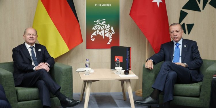 Erdoğan Vilnius'taki zirvede Almanya Başbakanı ile görüştü