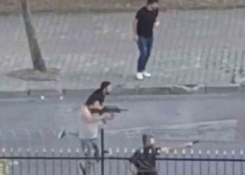 Esenyurt’ta sokak ortasında silahlı çatışma; film sahnesi aratmadı