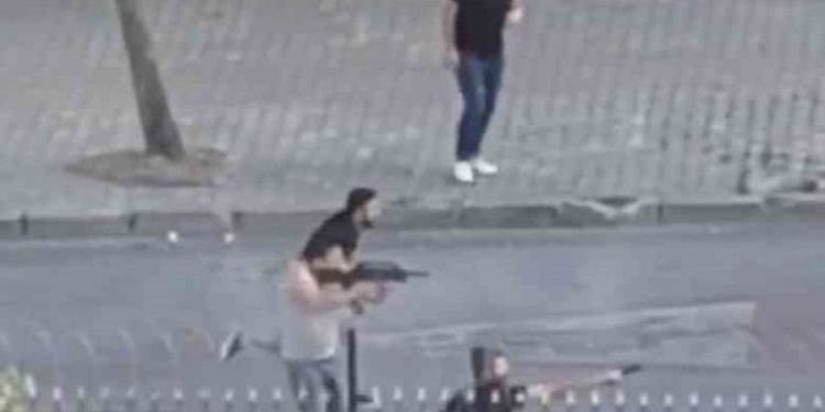 Esenyurt’ta sokak ortasında silahlı çatışma; film sahnesi aratmadı