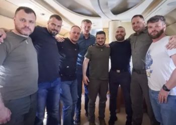 Esir takasıyla Türkiye’ye gelen Azov komutanları Zelensky’nin uçağıyla Ukrayna’ya döndü. Kremlin kızgın