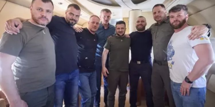 Esir takasıyla Türkiye’ye gelen Azov komutanları Zelensky’nin uçağıyla Ukrayna’ya döndü. Kremlin kızgın
