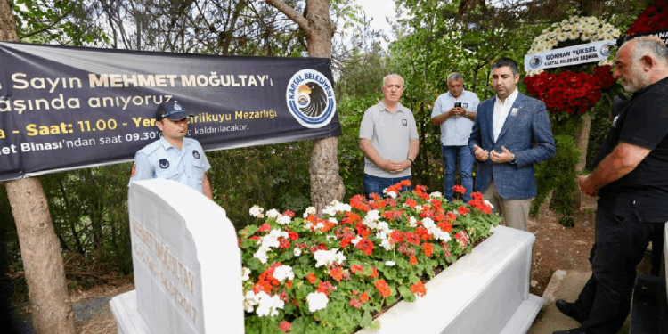 Eski bakan Mehmet Moğultay mezarı başında anıldı
