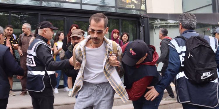 Eskişehir'de Onur Yürüyüşü'ne müdahale: 18 gözaltı
