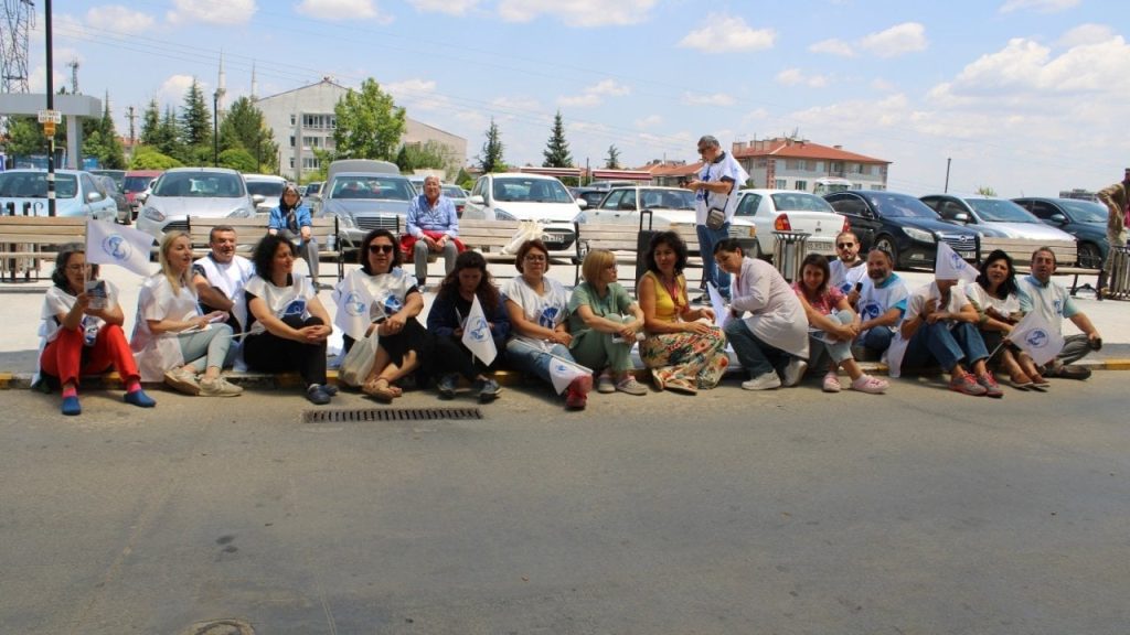 Eskişehir'de sağlık emekçilerinden oturma eylemi: 'Sefaletle eşitlenmek istemiyoruz'