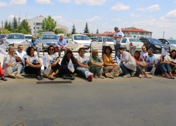 Eskişehir'de sağlık emekçilerinden oturma eylemi: 'Sefaletle eşitlenmek istemiyoruz'