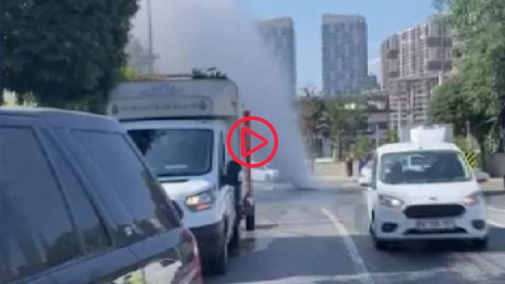 Eyüp'te patlayan su, trafikte bekleyen aracı havaya kaldırdı