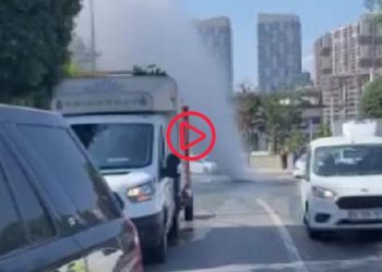 Eyüp'te patlayan su, trafikte bekleyen aracı havaya kaldırdı