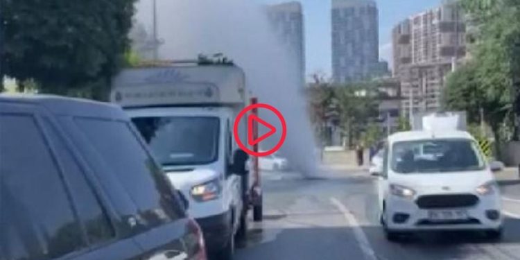 Eyüp'te patlayan su, trafikte bekleyen aracı havaya kaldırdı