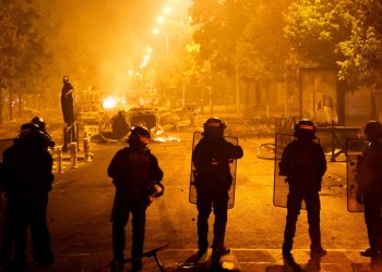 FRANSA | Bilanço ağırlaşıyor; Şanzelize Caddesi tahliye edildi