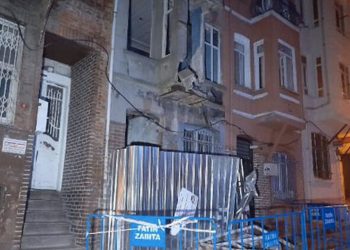 Fatih'te üç katlı metruk binada balkon çöktü