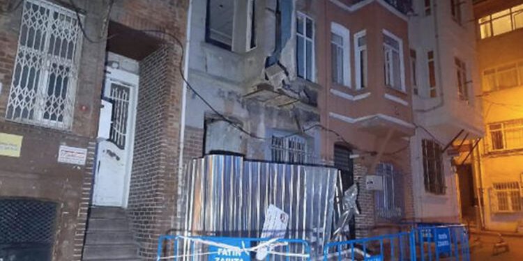 Fatih'te üç katlı metruk binada balkon çöktü