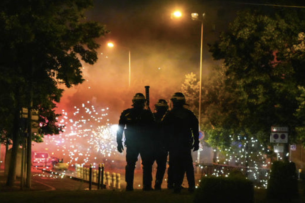 Fransa’da Nahel için gündüz ‘beyaz yürüyüş’ ve yas, gece havai fişek ve yağma