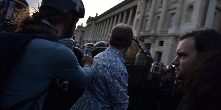 Fransa'da aşırı sağ OHAL talep ediyor: Hükümet protestolara karşı yetersiz kaldı