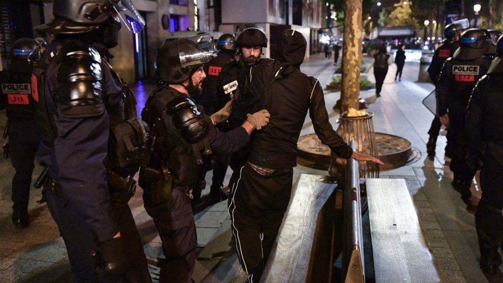 Fransa'da olaylı protestoların 5. gecesinde 121 kişi gözaltına alındı