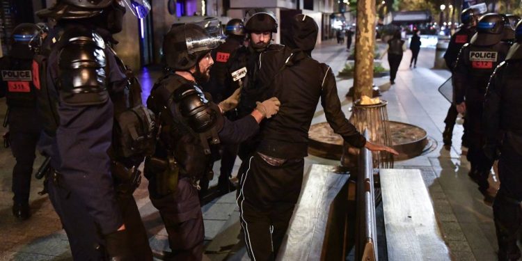 Fransa'da olaylı protestoların 5. gecesinde 121 kişi gözaltına alındı