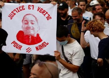 Fransa'da polisin öldürdüğü 17 yaşındaki genç defnedildi