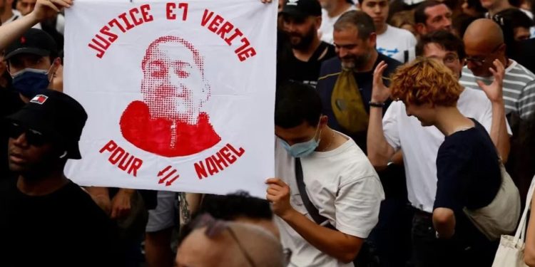 Fransa'da polisin öldürdüğü 17 yaşındaki genç defnedildi