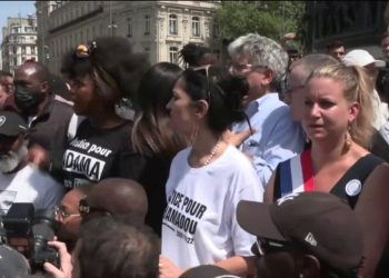 Gözaltında ölen Adama Traore'yi anma yürüyüşü Paris'te yasaklandı: Kız kardeşi yasağa rağmen meydana gitti