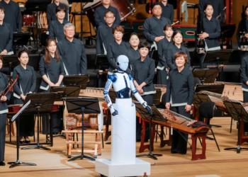Güney Kore’de robot orkestra yönetti: “Hareketler kusursuz ama müzik kulağı yok”