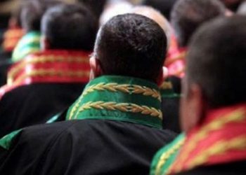 Başakşehir'de hakim ve savcıların da oturduğu site yönetime siviller seçilince eski hakim yöneticiler karşı çıktı. Hakimler site yönetimini vermek istemeyince siviller hakkında gözaltı kararı aldırdı.