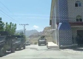 Hakkari kayyımının cuma namazı 'gösterisi': Cami ablukaya alındı, cemaate üst araması yapıldı