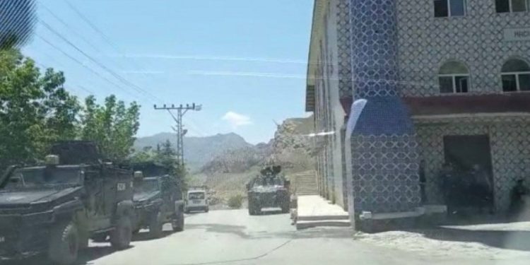 Hakkari kayyımının cuma namazı 'gösterisi': Cami ablukaya alındı, cemaate üst araması yapıldı