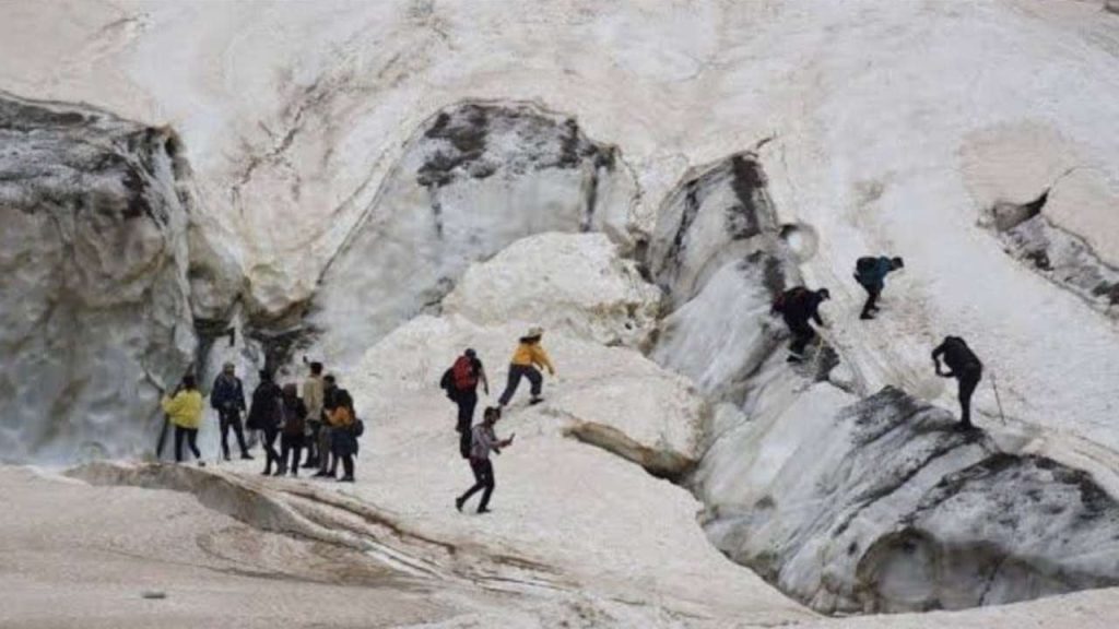 Hakkari'deki Cilo buzullarında kaybolan dört kişiden ikisi kurtarıldı