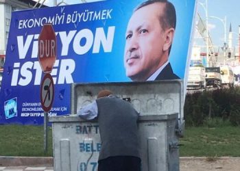 Yeniçağ gazetesi yazarı Esfender Korkmaz, ekonomik krizin bağıra bağıra derinleştiğine dikkat çekerek, çözüm bulunamaması halinde yüksek enflasyon içinde yüksek stagflasyon yaşanacağını kaydetti.