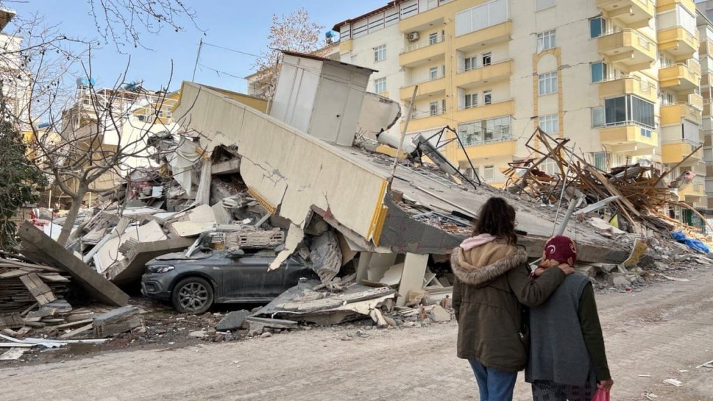 Hatay Valiliğinden enkaz altından çıkarılan araçlara ilişkin açıklama yapıldı