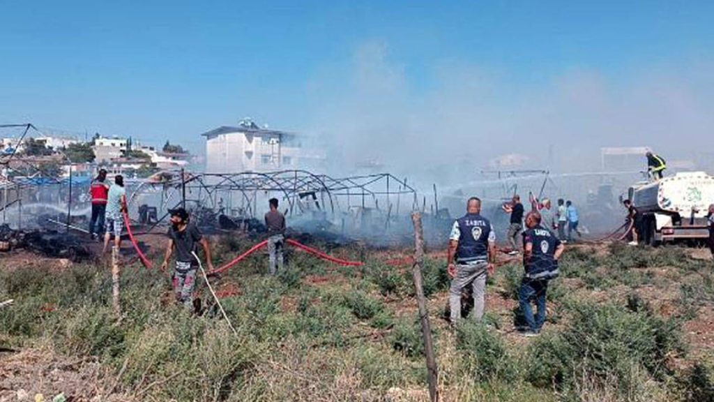 Hatay'da çadırkentte yangın: 87 çadırın 50'si kül oldu