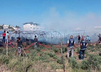 Hatay'da çadırkentte yangın: 87 çadırın 50'si kül oldu