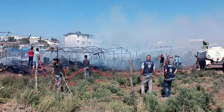Hatay'da çadırkentte yangın: 87 çadırın 50'si kül oldu