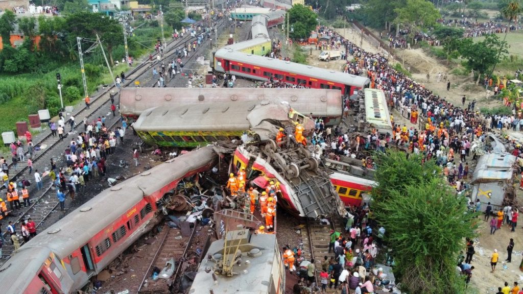 Hindistan'da 292 kişinin öldüğü tren kazası: Üç demiryolu çalışanı tutuklandı